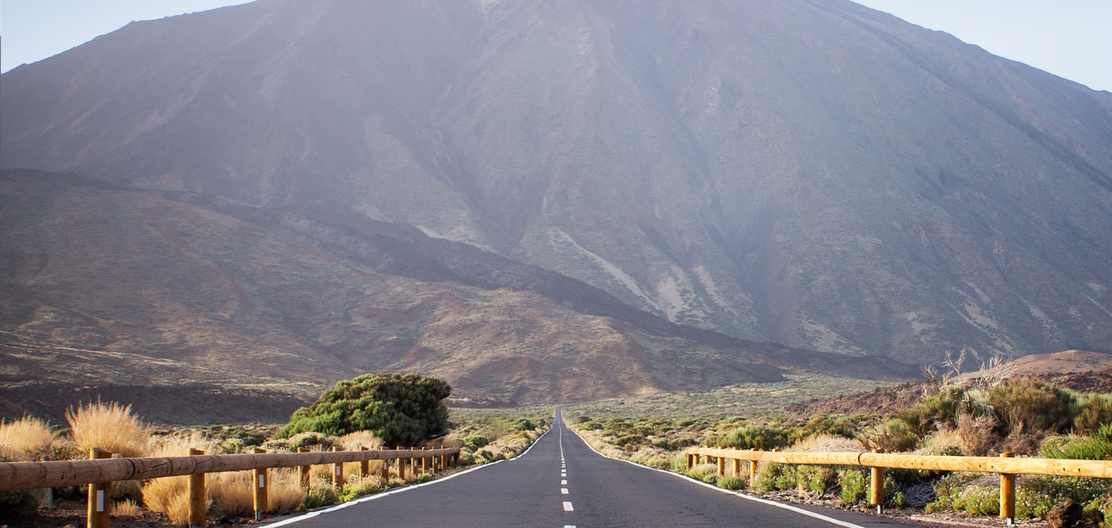 Rechte weg naar de vulkaan Teide op Tenerife, Canarische Eilanden