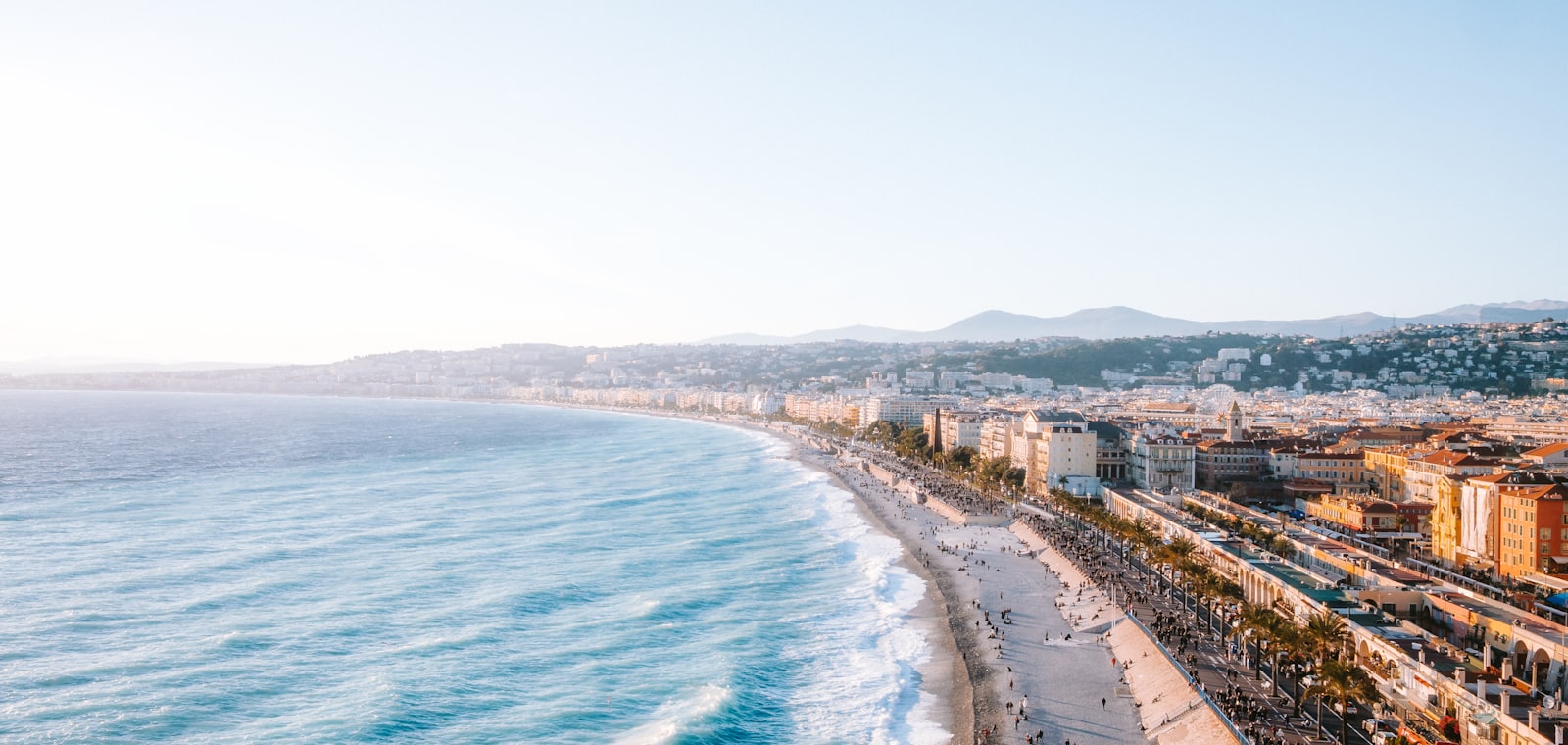 Het zeefront en de baai van Nice aan de Côte d'Azur in Frankrijk