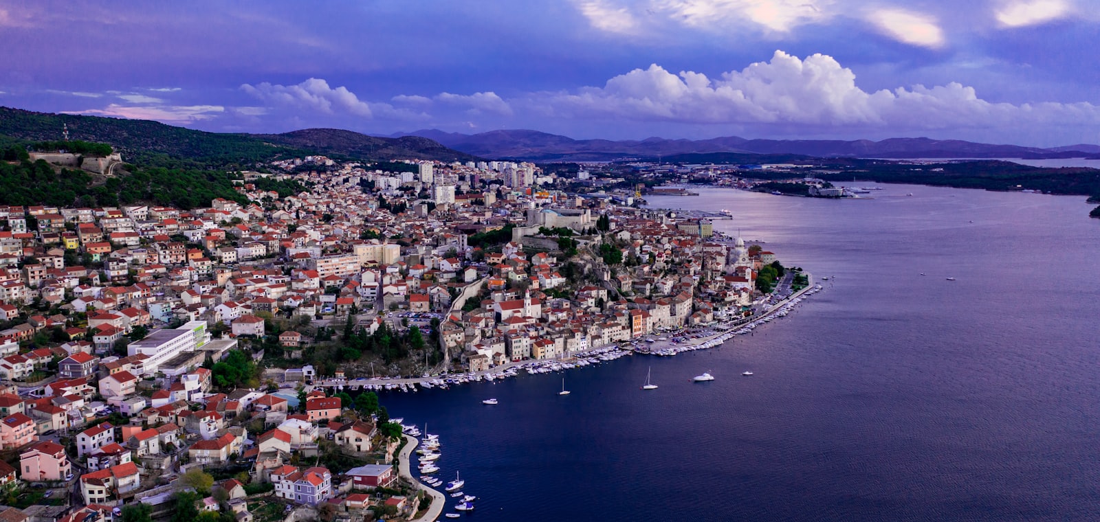 Luchtfoto van de kuststad Šibenik aan de Dalmatische kust in Kroatië
