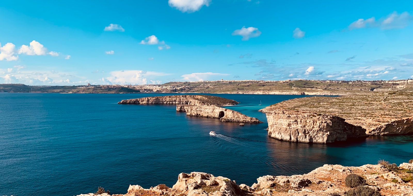Turquoise kustwateren en kliffen van de Maltese archipel