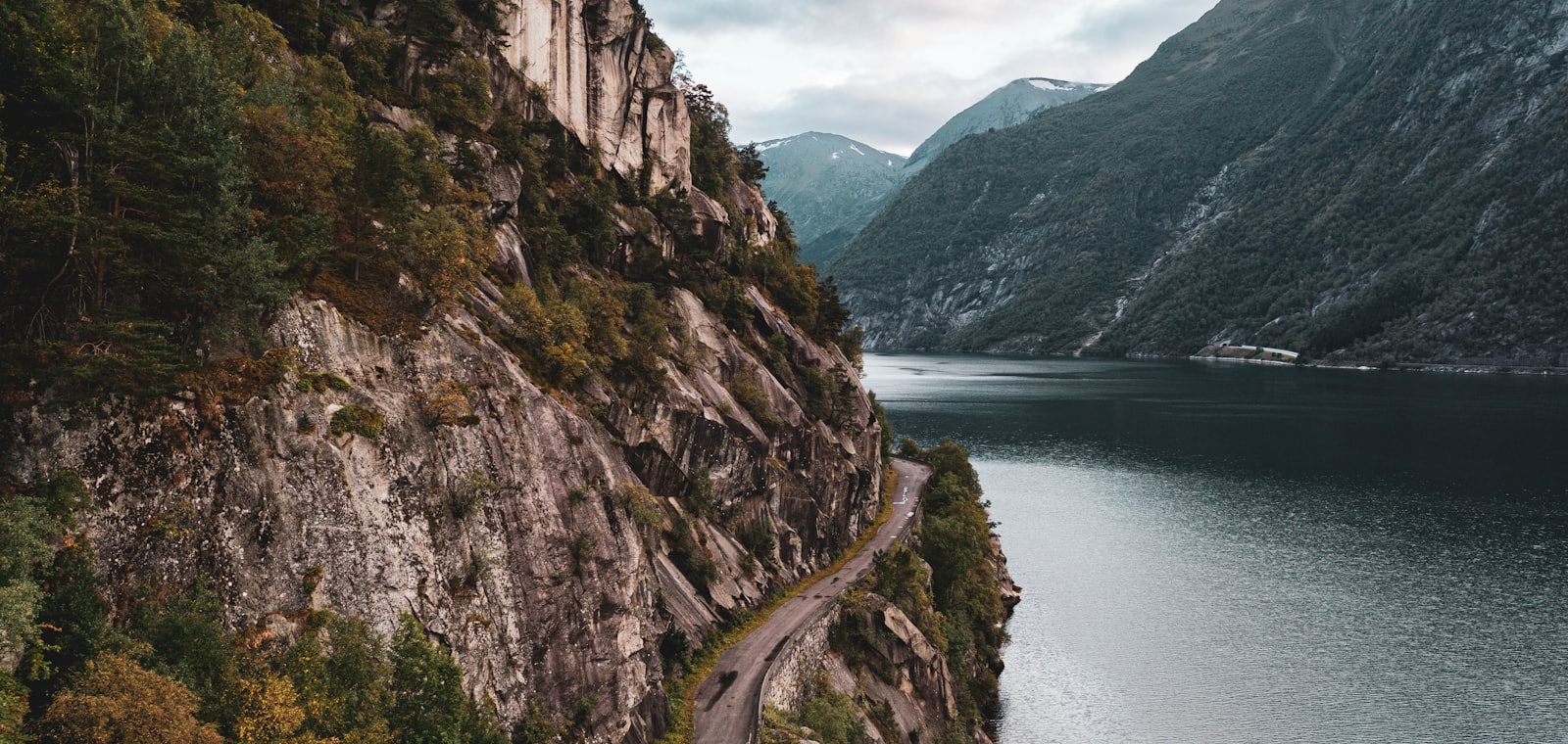 Smalle weg langs een steile fjordwand in Noorwegen