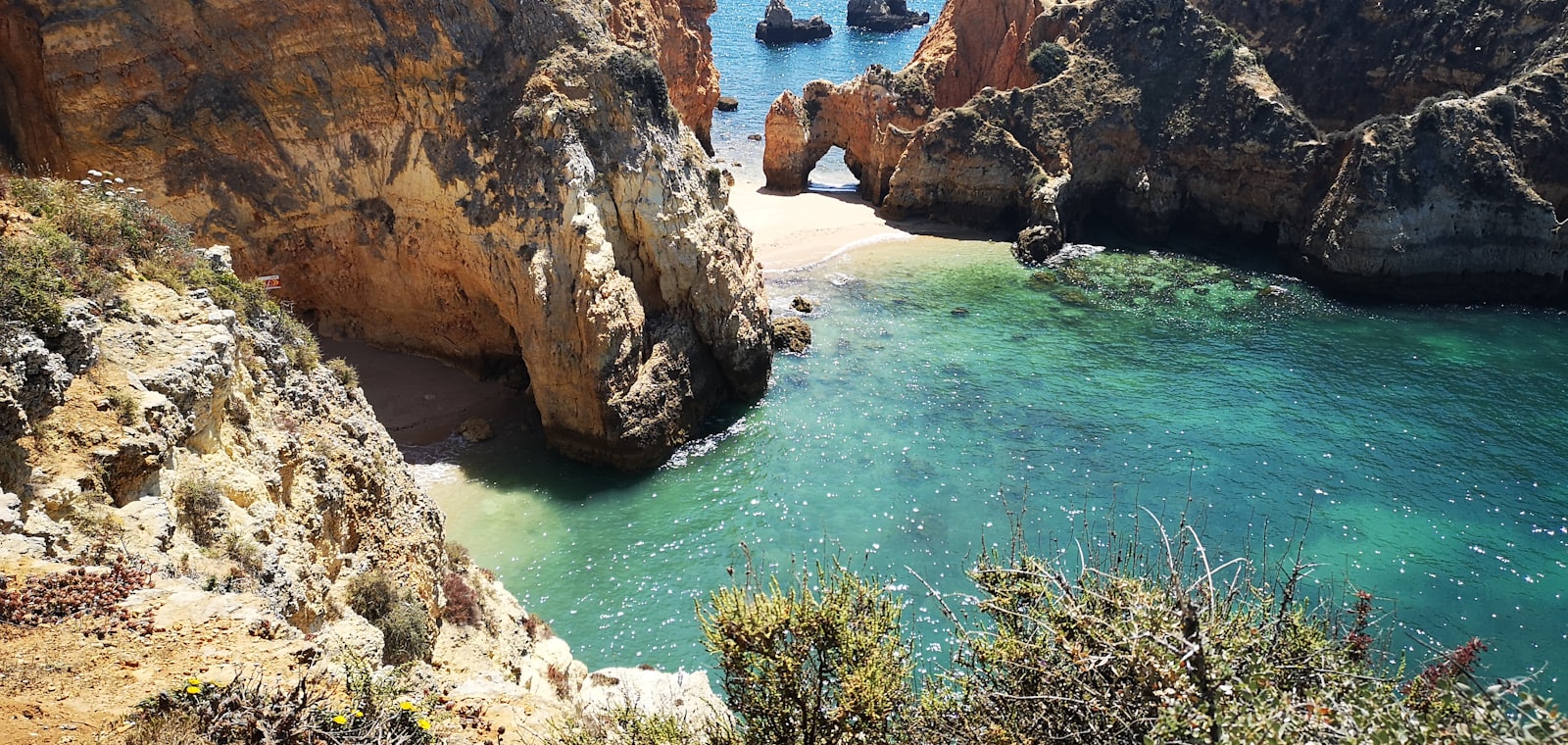 Turquoise baai met rotsformaties aan de Algarve in Portugal