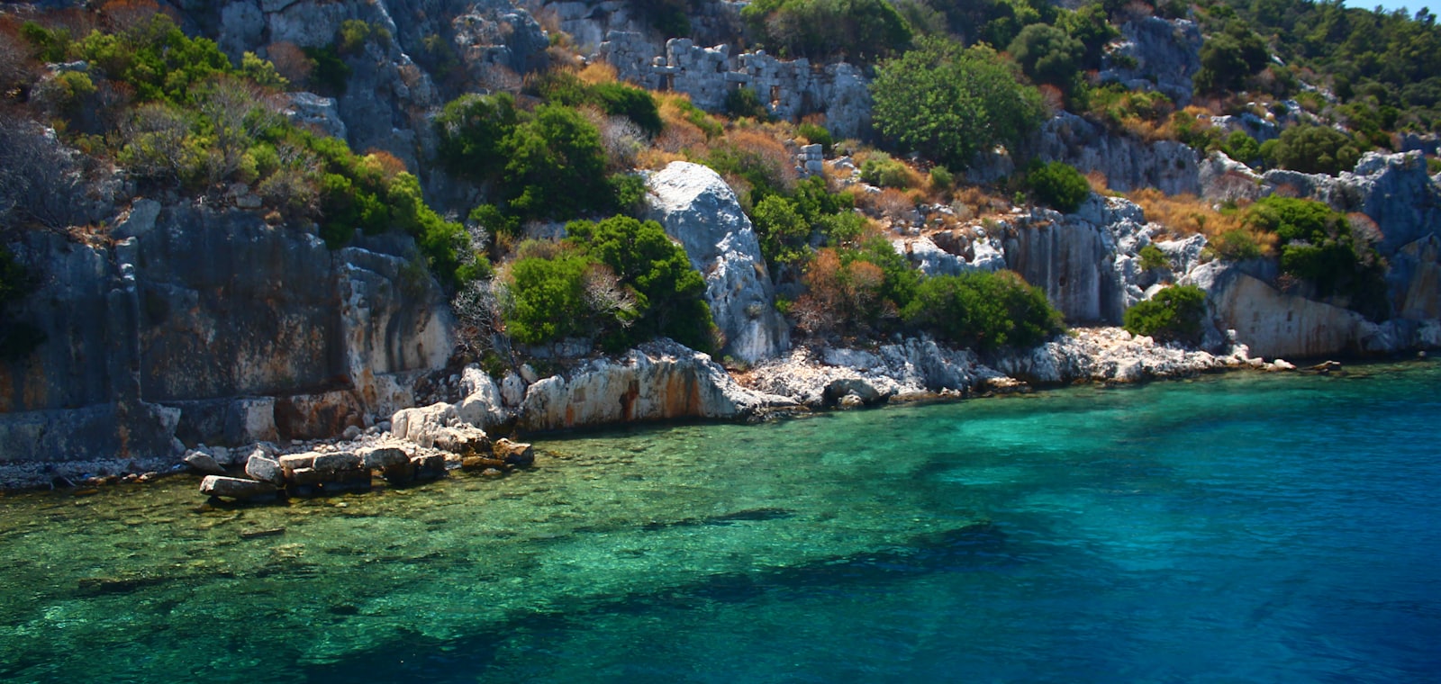 Turquoise water langs de rotskust van de Turkse turquoise kust bij Kekova