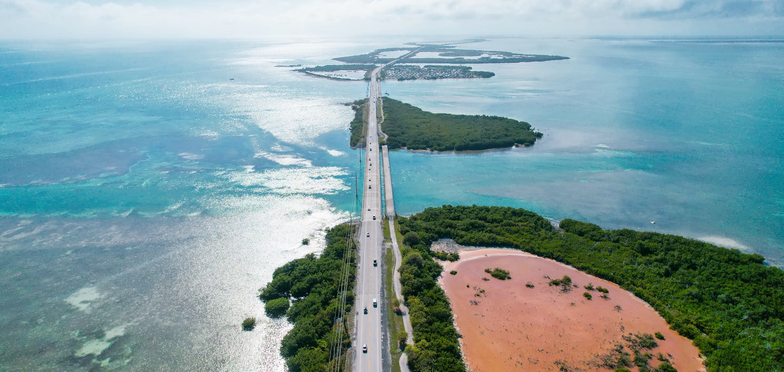 De Overseas Highway over turquoise water in de Florida Keys, Verenigde Staten