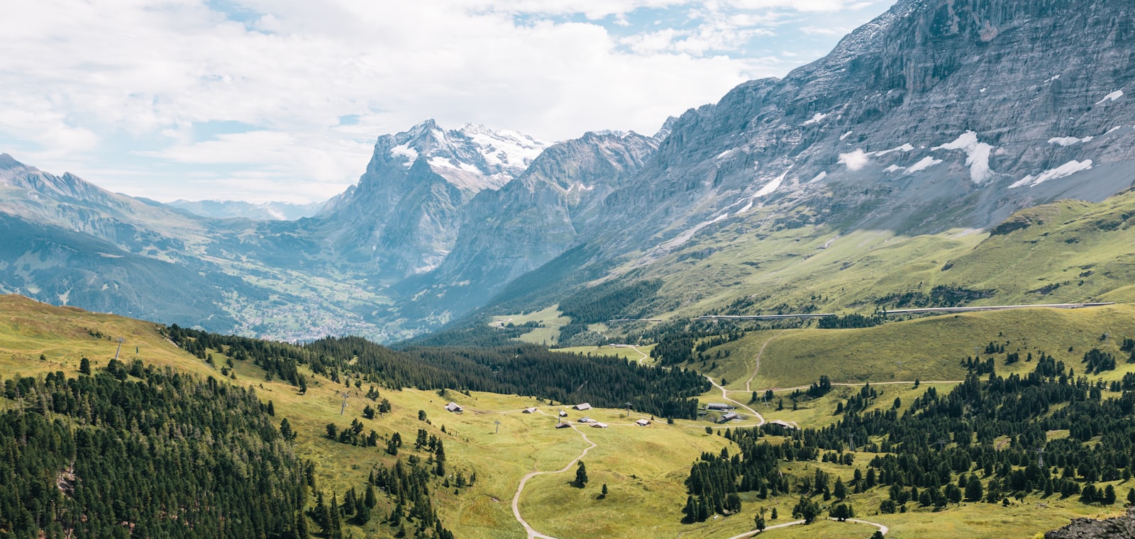 Groen alpendal met de Eiger en besneeuwde toppen in Zwitserland